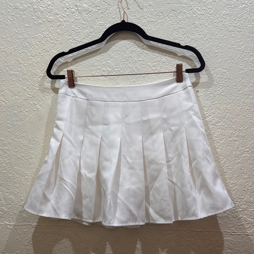 Fashion New Quality White Pleated Skirt Size L with Built-in Shorts -Stylish
